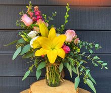 Load image into Gallery viewer, Petite Seasonal Arrangement