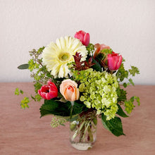 Load image into Gallery viewer, Petite Seasonal Arrangement